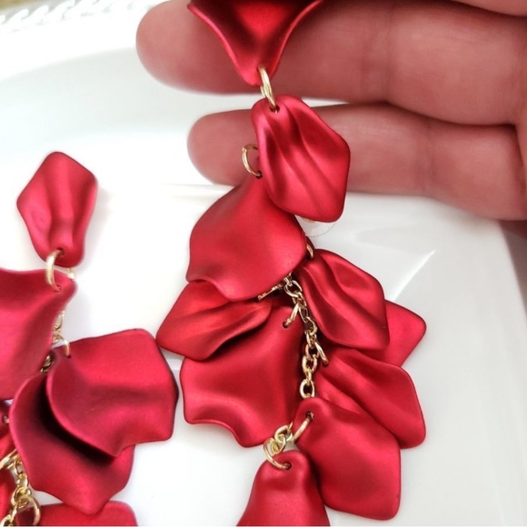 Floral Elegant long red rose petals - Picture 9 of 9